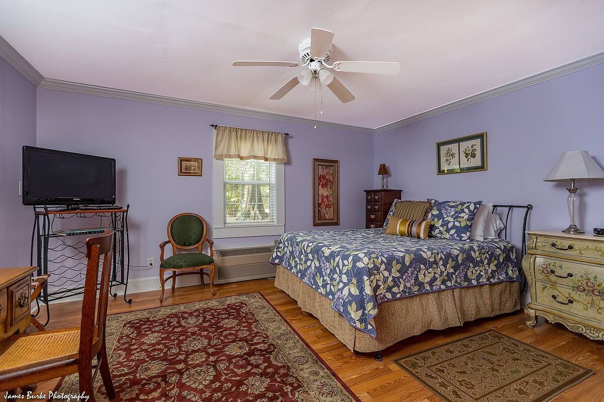 Quarto triplo standard, acessível, suíte (Wisteria Cottage) | Roupas de cama de algodão egípcio, roupas de cama premium, escrivaninha