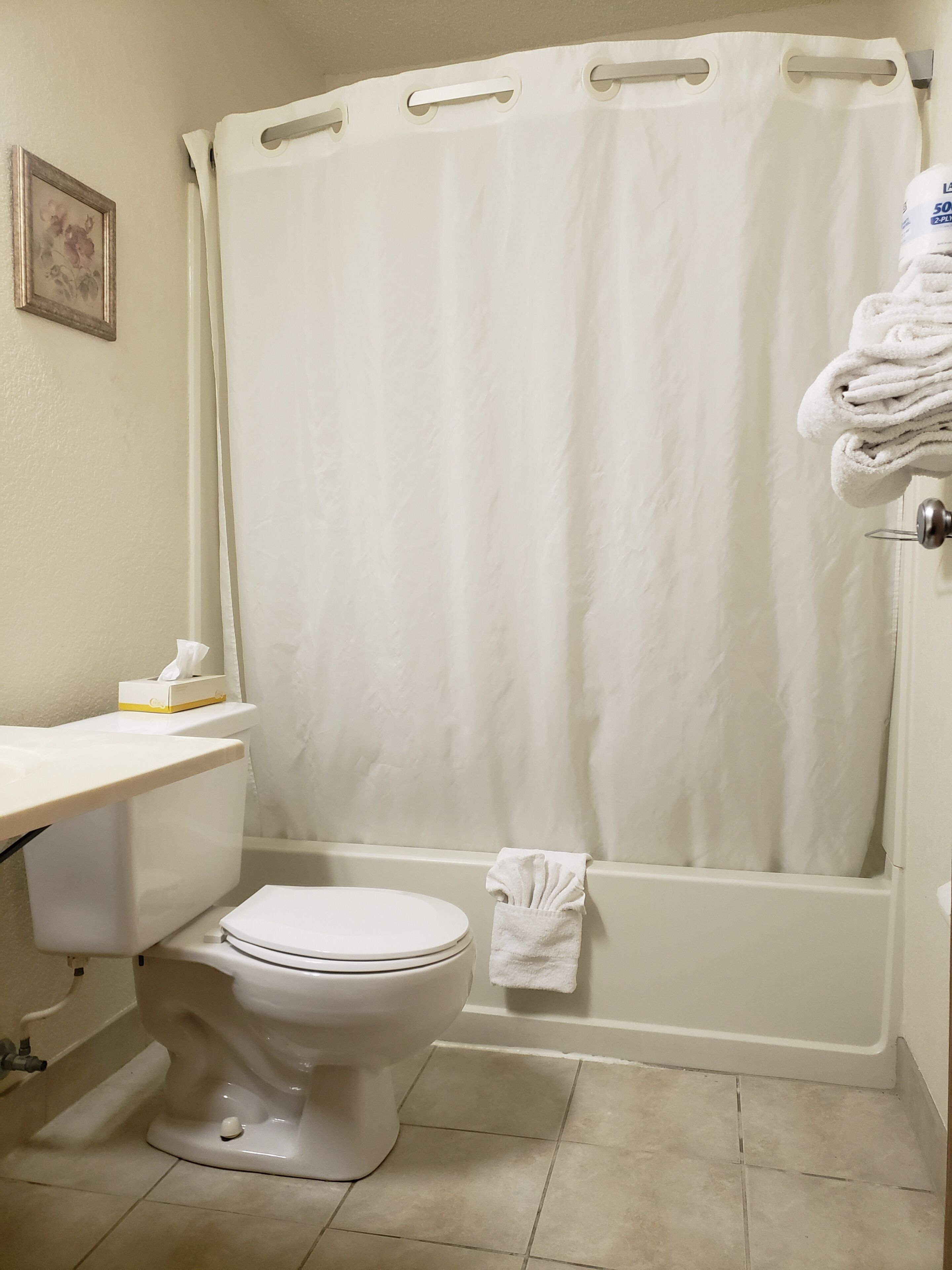 Een bad/douchecombinatie, gratis toiletartikelen, een haardroger