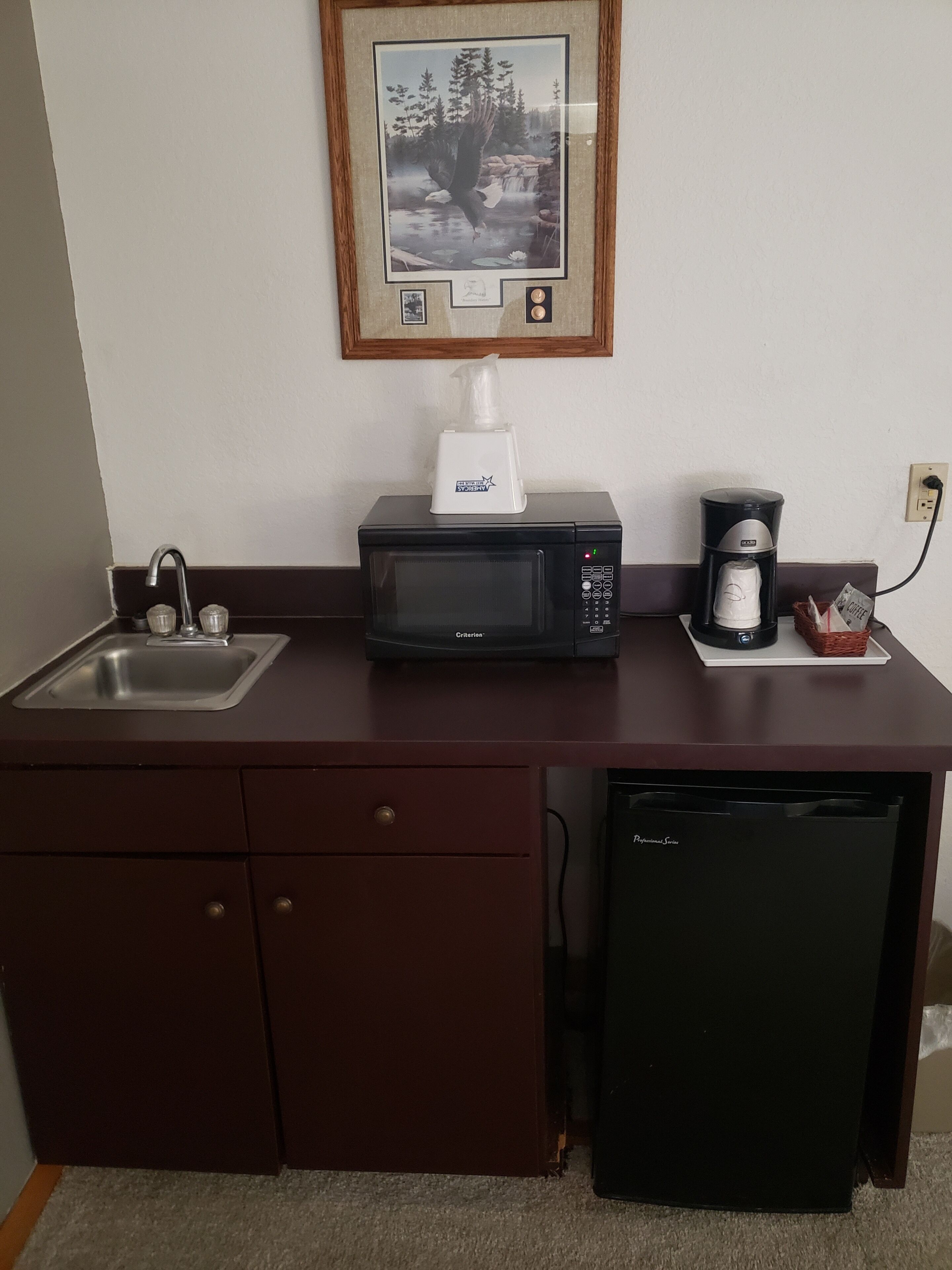 Suite, 1 King Bed, Non Smoking (Jacuzzi)  No Pets | Desk, free WiFi, bed sheets, alarm clocks