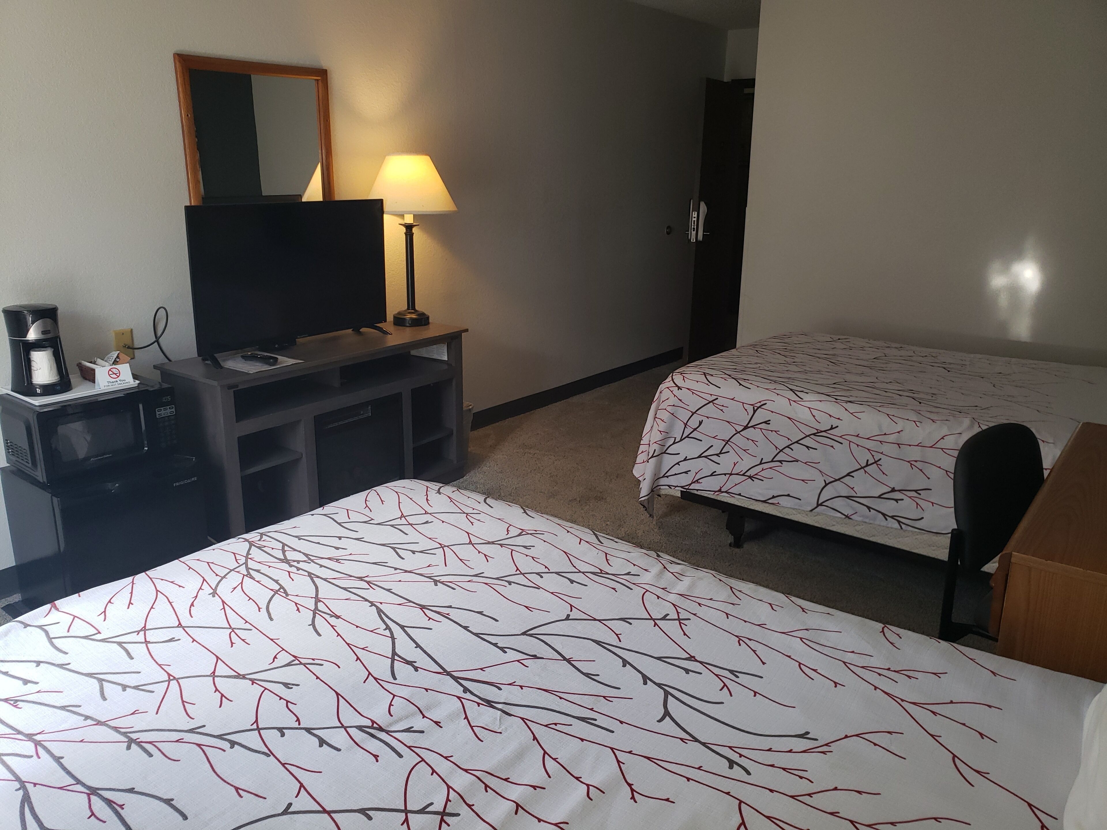 Kamar, 2 Tempat Tidur Double, Bebas Asap Rokok | Meja kerja, Wi-Fi gratis, seprai linen, dan jam alarm