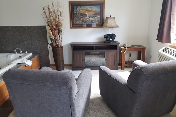 Suite, 1 King Bed, Non Smoking (Jacuzzi) No Pets | Desk, free WiFi, bed sheets, alarm clocks
