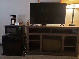 Escritorio, wifi gratis, ropa de cama y despertador