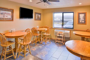 Free daily continental breakfast - Americas Best Value Inn & Suites International Falls (International Falls)