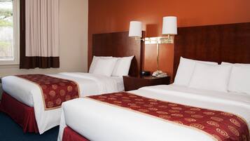 Standaard kamer, 2 tweepersoonsbedden | Individueel gedecoreerd, individueel gemeubileerd, een bureau