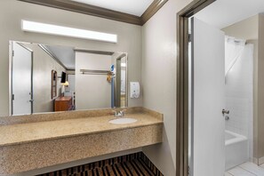 Kostenlose Toilettenartikel, Haartrockner, Handtücher