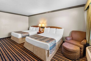 Escritorio, tabla de planchar con plancha, wifi gratis y ropa de cama