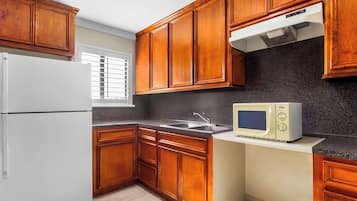 Suite, 1 King Bed, Non Smoking, Kitchenette