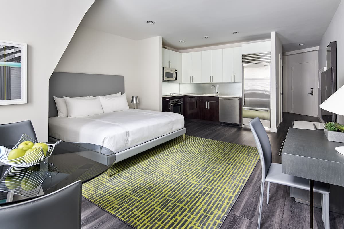 Premium studio (with Office) | Italiaanse Frette-lakens, hypoallergeen beddengoed, donzen dekbedden