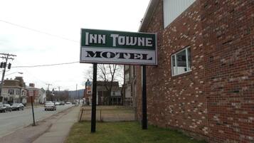 Letrero del motel Inn Towne sobre un edificio de ladrillo.