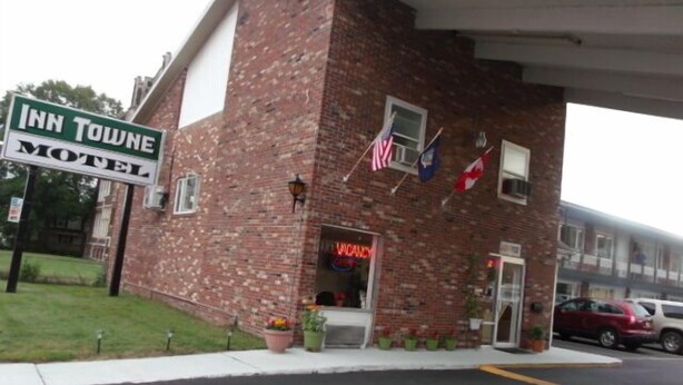 A brick building with a sign reading "Inn Towne Motel". - Inn Towne Motel (Herkimer)