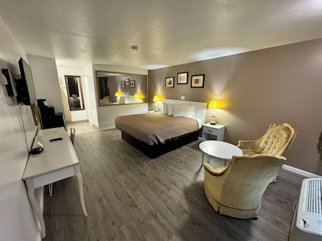 Habitación estándar, 1 cama de matrimonio grande | Tabla de planchar con plancha, cunas gratuitas, wifi gratis. Inn Towne Motel