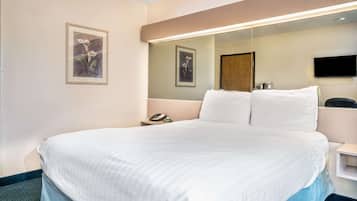 Bộ đồ giường cao cấp, bàn, màn/rèm cản sáng