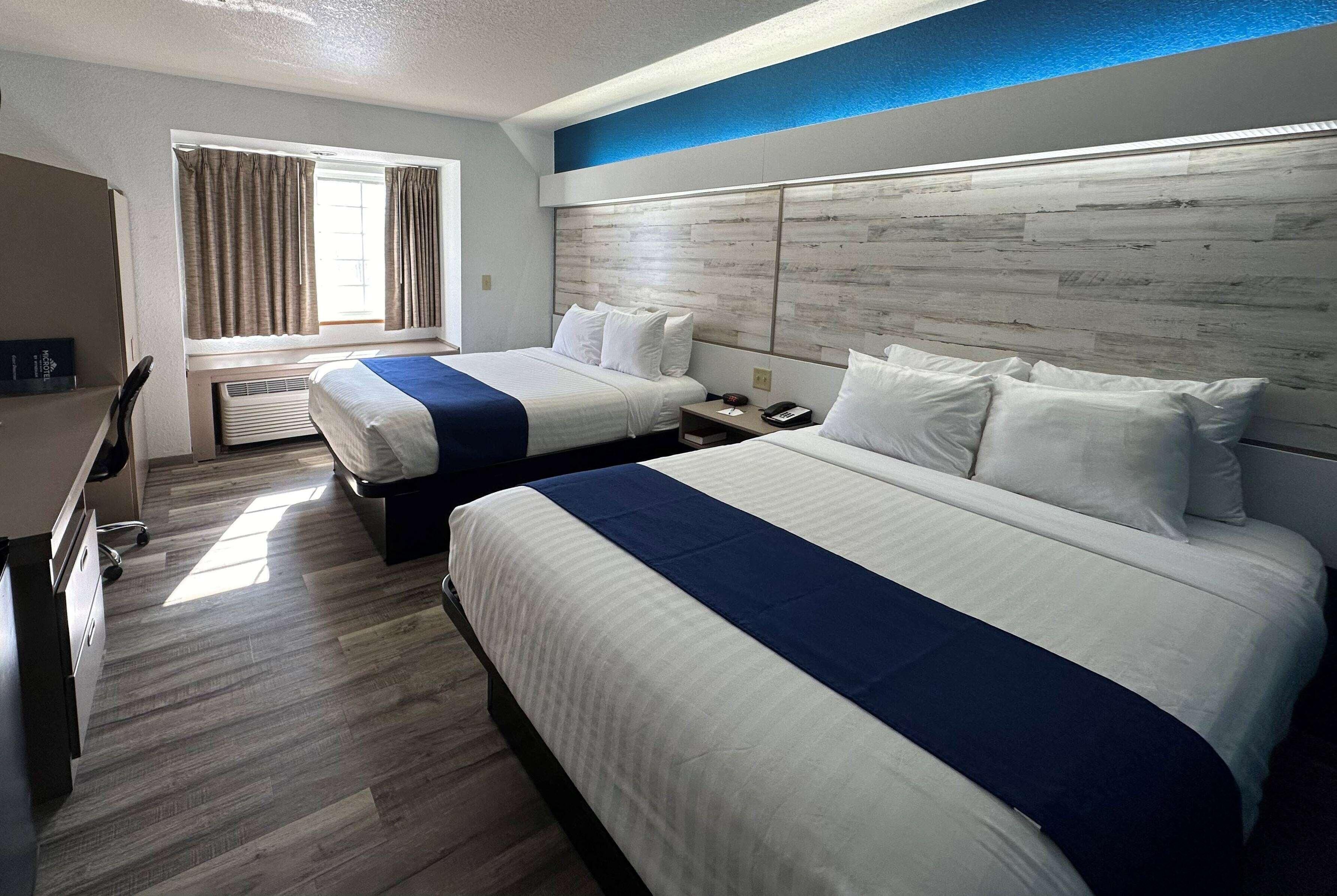 Ropa de cama de alta calidad, escritorio y cortinas blackout 