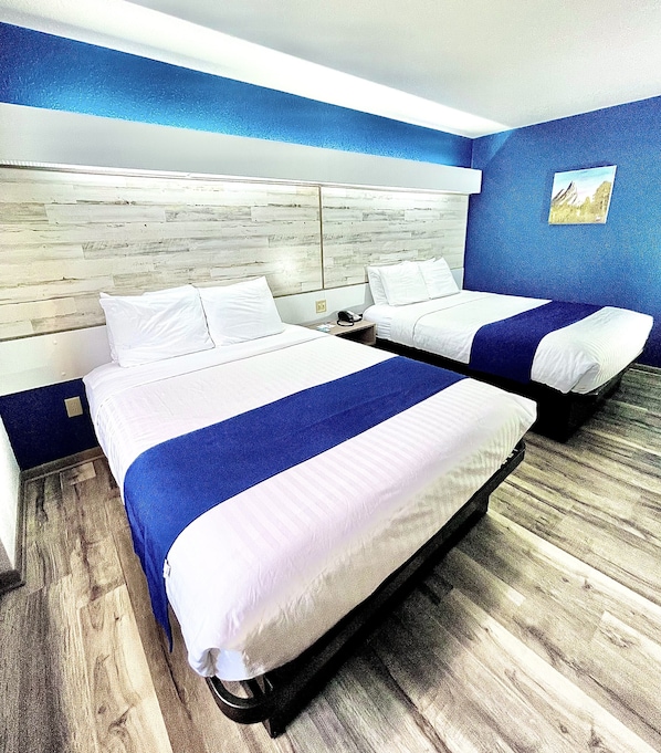 Roupas de cama premium, escrivaninha, cortinas blackout