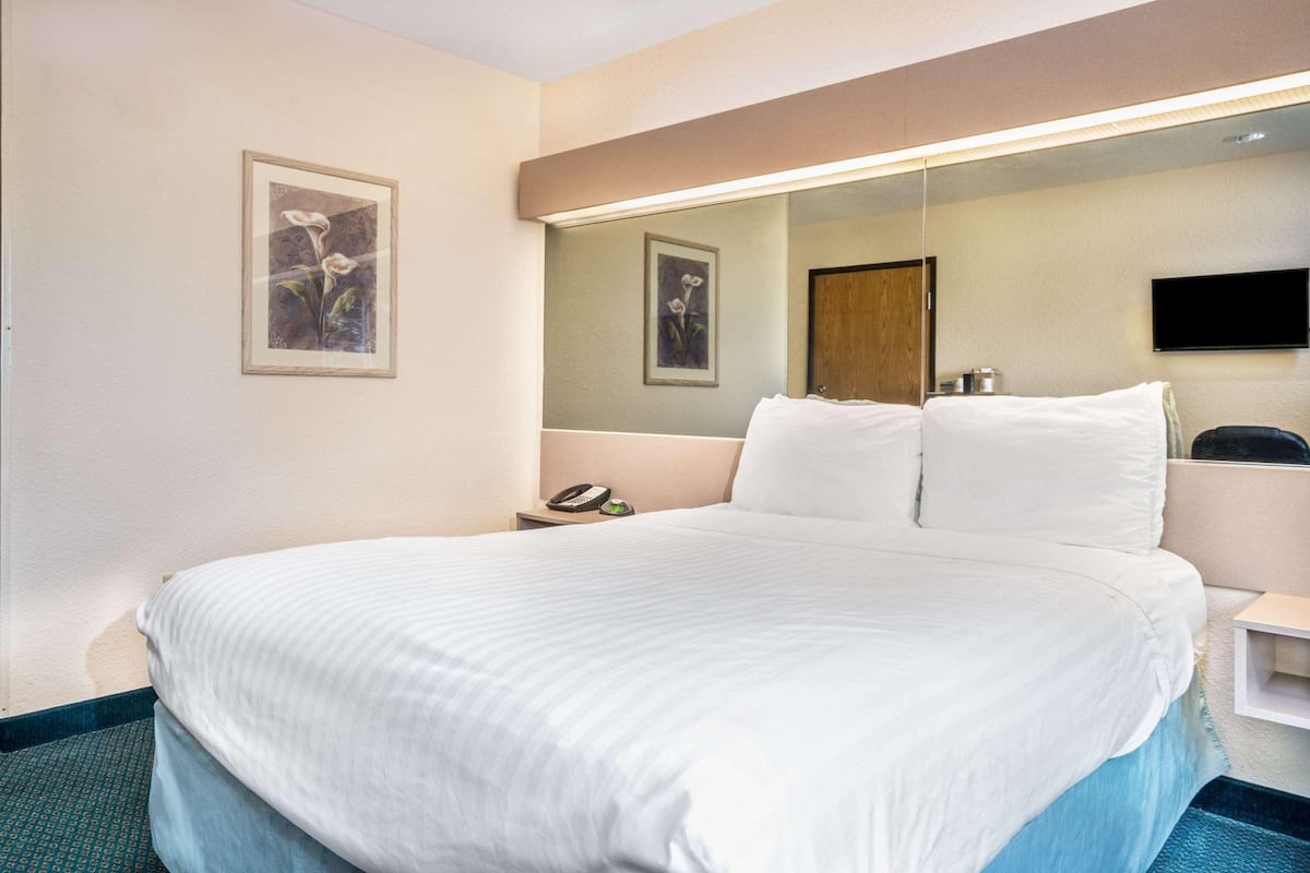Luxe beddengoed, een bureau, verduisterende gordijnen
