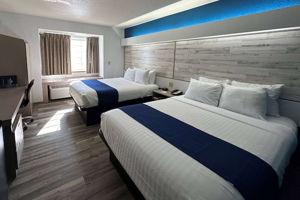 Kamer, toegankelijk voor mindervaliden | Luxe beddengoed, een bureau, verduisterende gordijnen