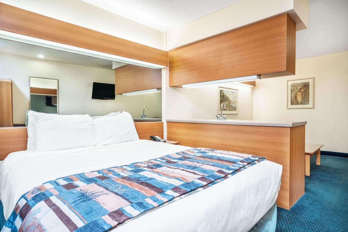 Luxe beddengoed, een bureau, verduisterende gordijnen