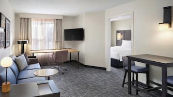 低刺激性寝具、デスク、遮光カーテン、アイロン / アイロン台