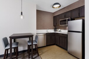 Full-size fridge, microwave, stovetop, dishwasher