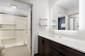 Tina con regadera, amenidades de baño gratuitas, secadora de cabello 