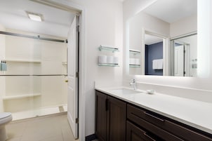 Combined shower/tub, free toiletries, hair dryer, towels
