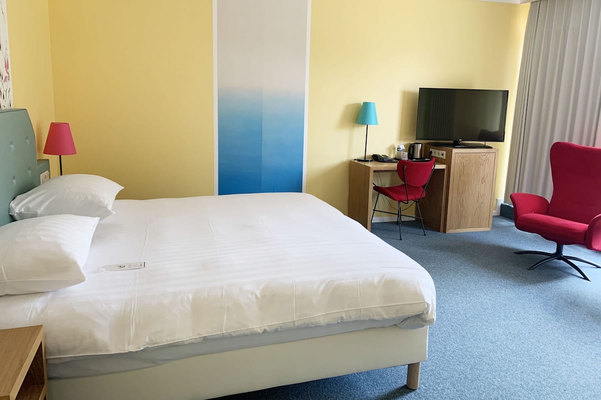 1 bedroom, in-room safe, desk, soundproofing