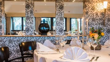 Breakfast, lunch, dinner served; Italian cuisine, alfresco dining