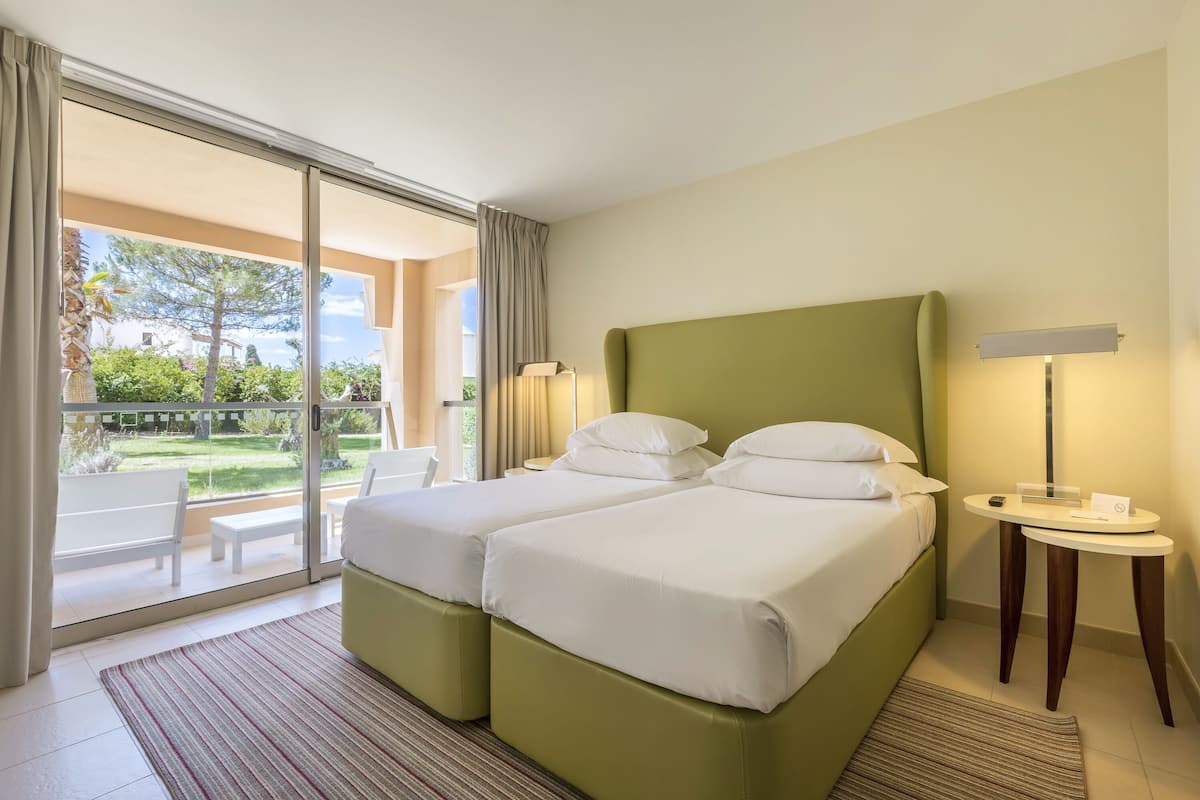 Suite, 2 Bedrooms | 1 bedroom, minibar, in-room safe, blackout drapes