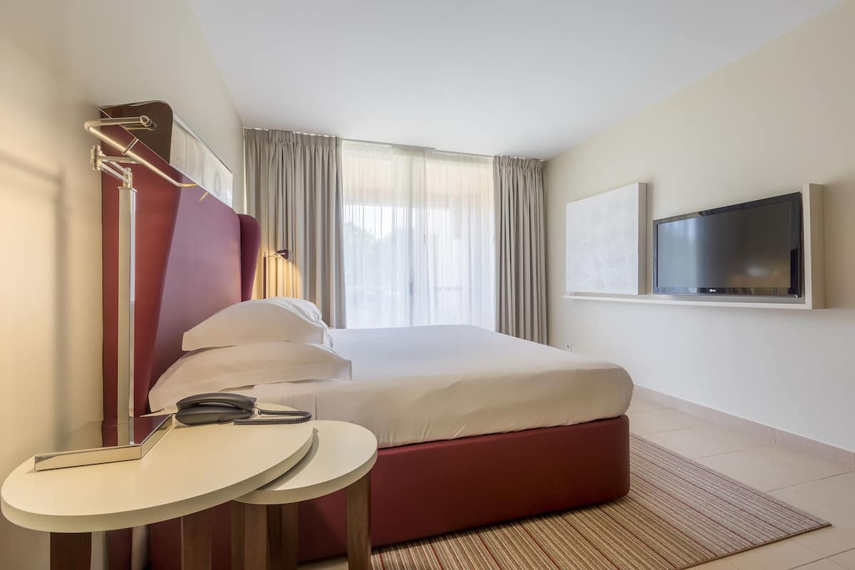 Family Room, Connecting Rooms (Plus) | 1 bedroom, minibar, in-room safe, blackout drapes