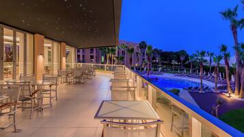 2 restaurantes; se sirven desayunos