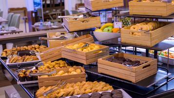 Un bufé con diferentes alimentos expuestos en cajas de madera.