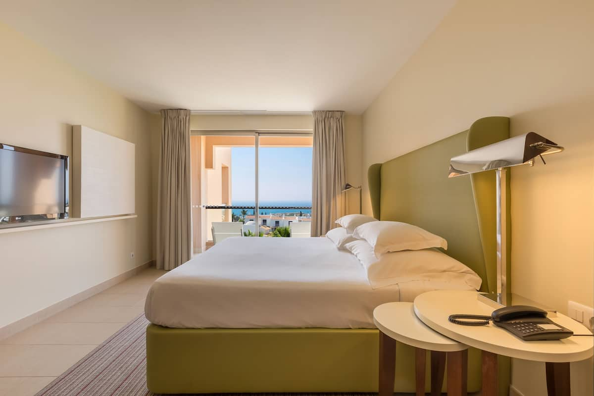 suite, 1 bedroom, sea view | minibar, in-room safe, blackout curtains, soundproofing