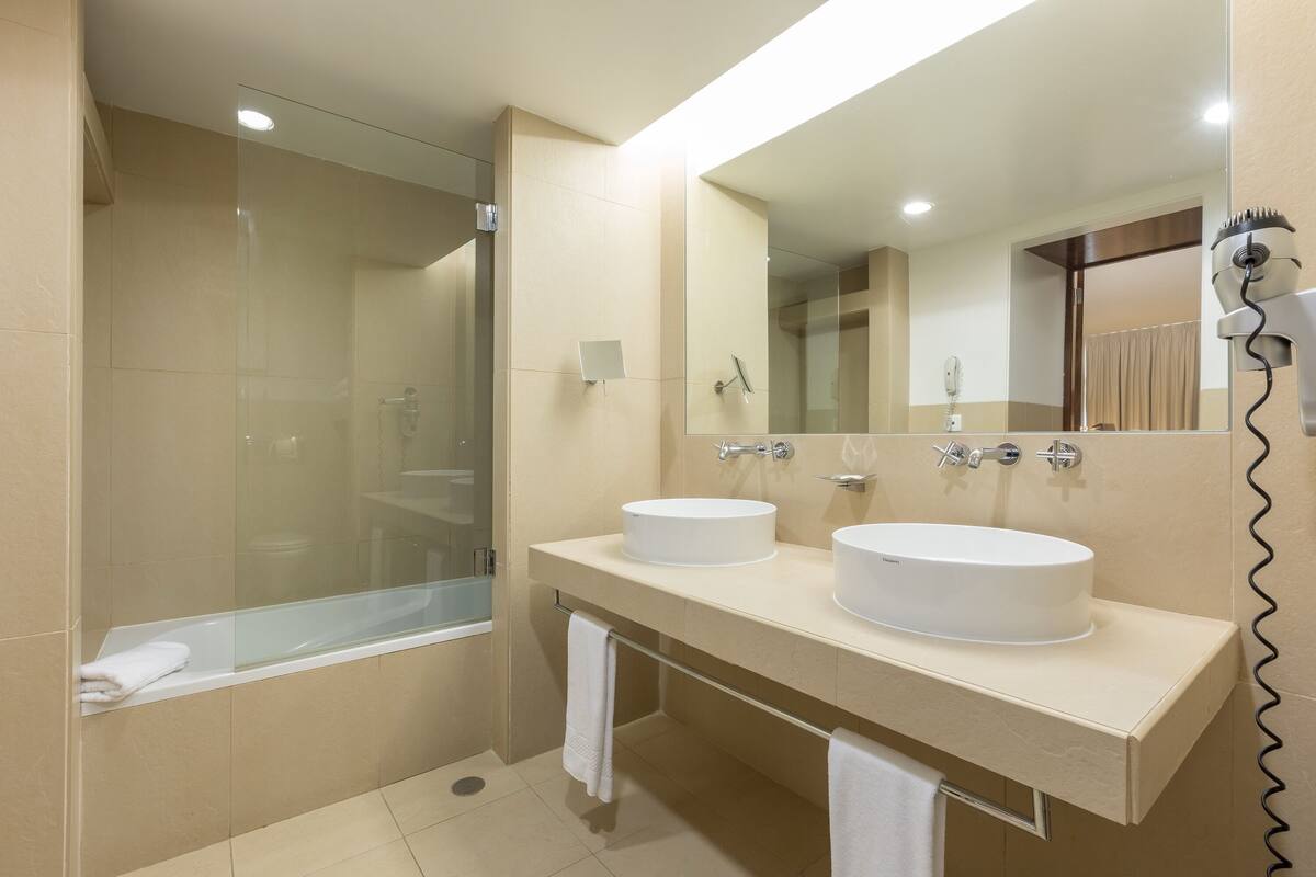 shower, free toiletries, hair dryer, slippers