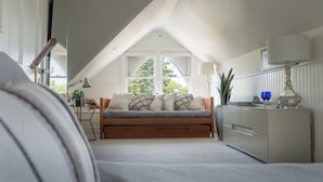 Habitación triple ejecutiva, varias camas, baño privado | Sábanas de algodón egipcio y ropa de cama de alta calidad