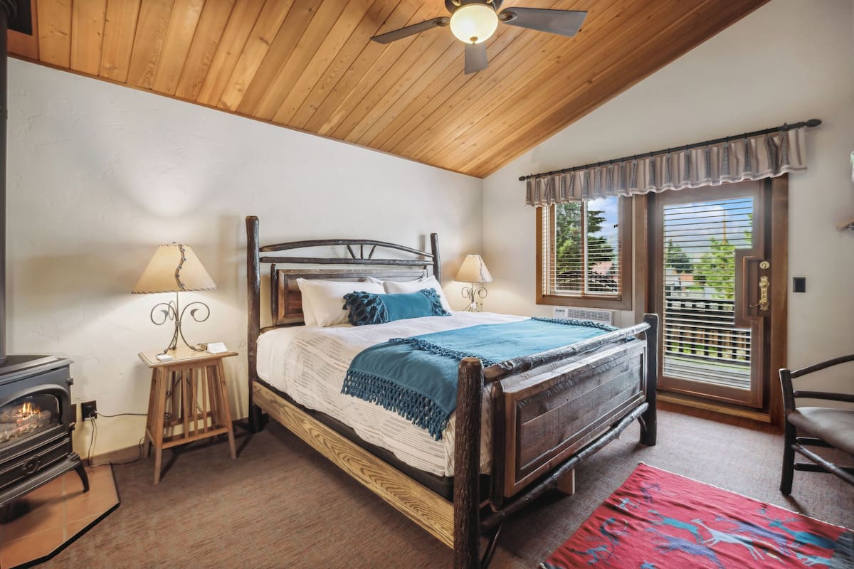 1 bedroom, Egyptian cotton sheets, premium bedding, down comforters