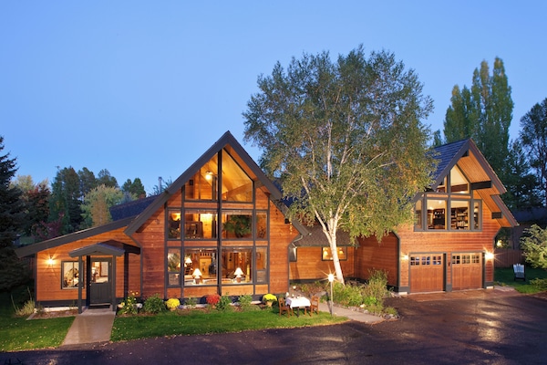 1 bedroom, Egyptian cotton sheets, premium bedding, down duvets