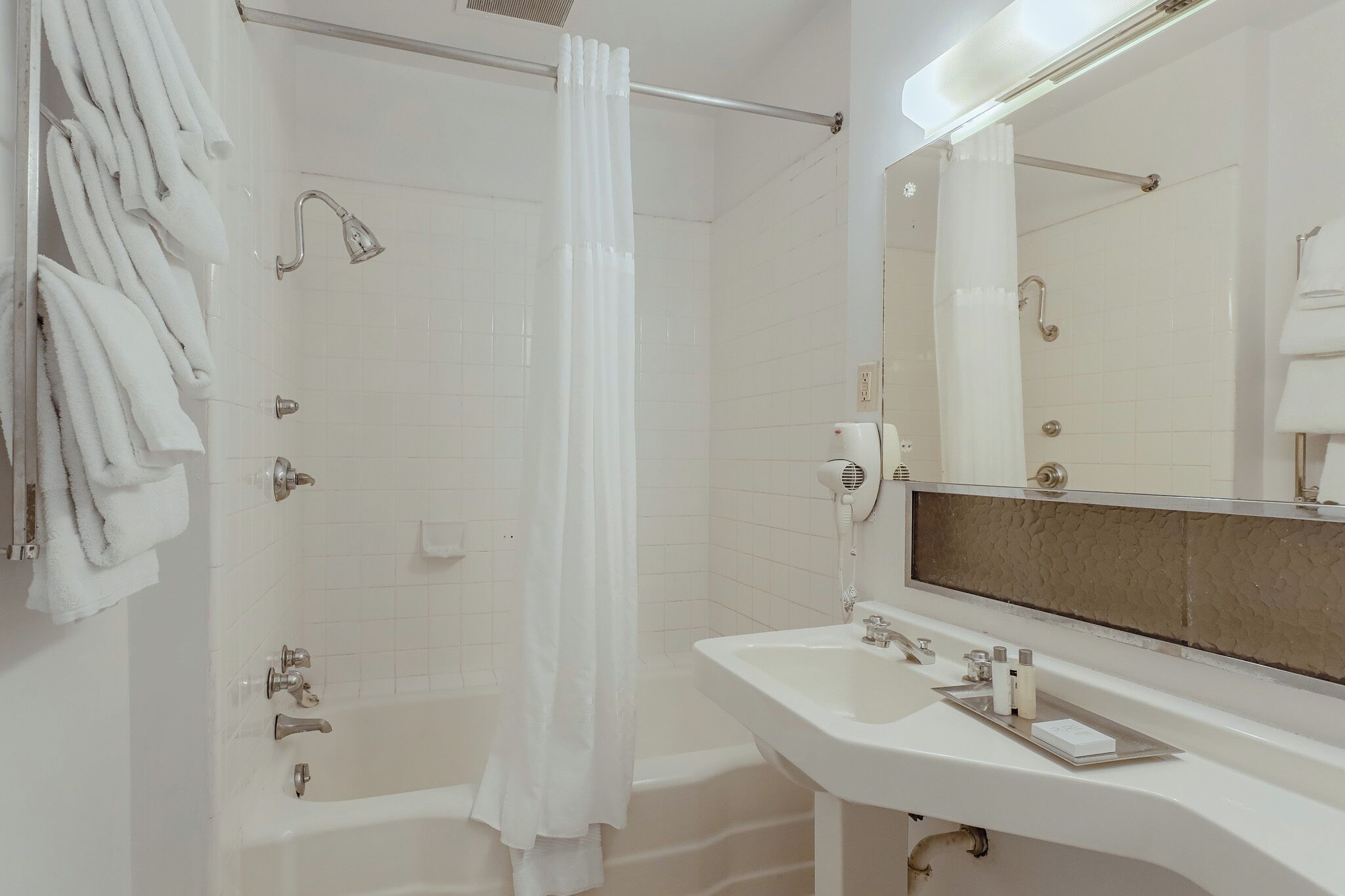Une salle de bain avec une baignoire, une douche et un lavabo.
