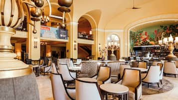 Lobby-lounge