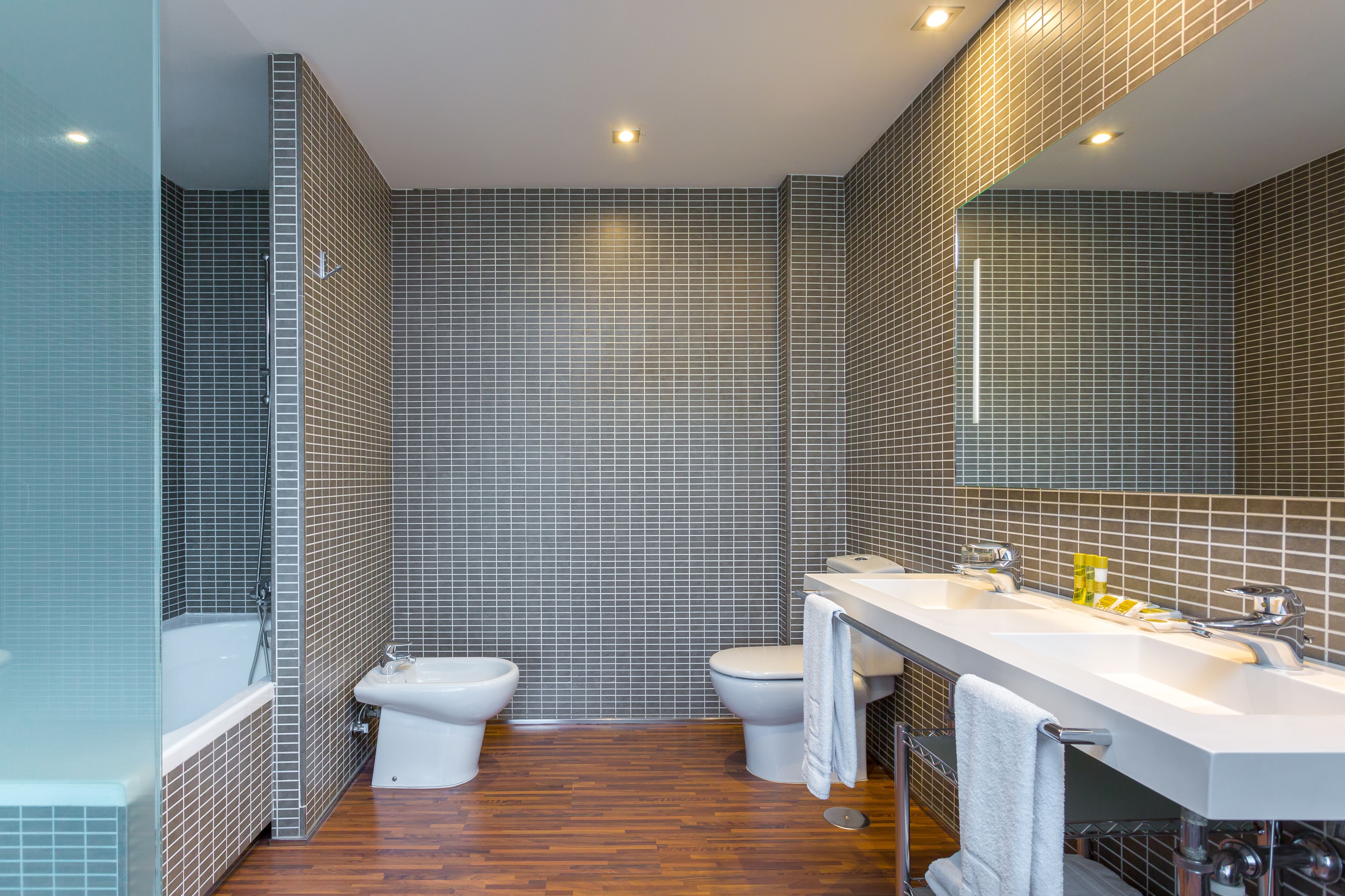 eco-friendly toiletries, hair dryer, towels