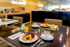 供应午餐和晚餐