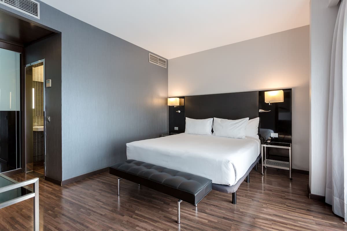 Minibar, Zimmersafe, Schreibtisch, Verdunkelungsvorhänge
