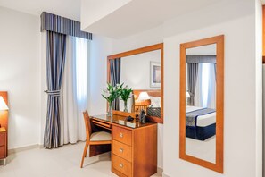 Suite (Executive Room with Executive Lounge ) | Área de sala de estar | Televisión de 42 pulgadas con canales vía satélite 