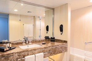 Three Bedroom Premier - Golden Sands 10 | Bathroom - Golden Sands Hotel Apartments (Dubai)