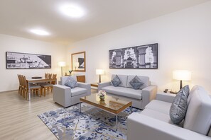 Leilighet | Oppholdsområde | En 42-tommers TV med Parabol-TV