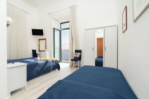 Dreibettzimmer | Zimmersafe, Schreibtisch, Verdunkelungsvorhänge, Bügeleisen/Bügelbrett