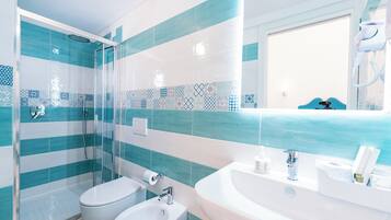 Appartamento | Bagno | Doccia, soffione a pioggia, set di cortesia gratuito, asciugacapelli