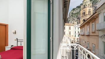 Standard Double Room | 1 bedroom, in-room safe, desk, blackout curtains