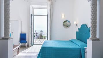 Suite monolocale Junior | 1 camera, una cassaforte in camera, una scrivania, tende oscuranti