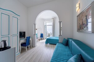 Junior Studio Suite | In-room safe, desk, blackout drapes, iron/ironing board