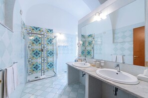 Suite | Badezimmer | Dusche, Regendusche, kostenlose Toilettenartikel, Haartrockner